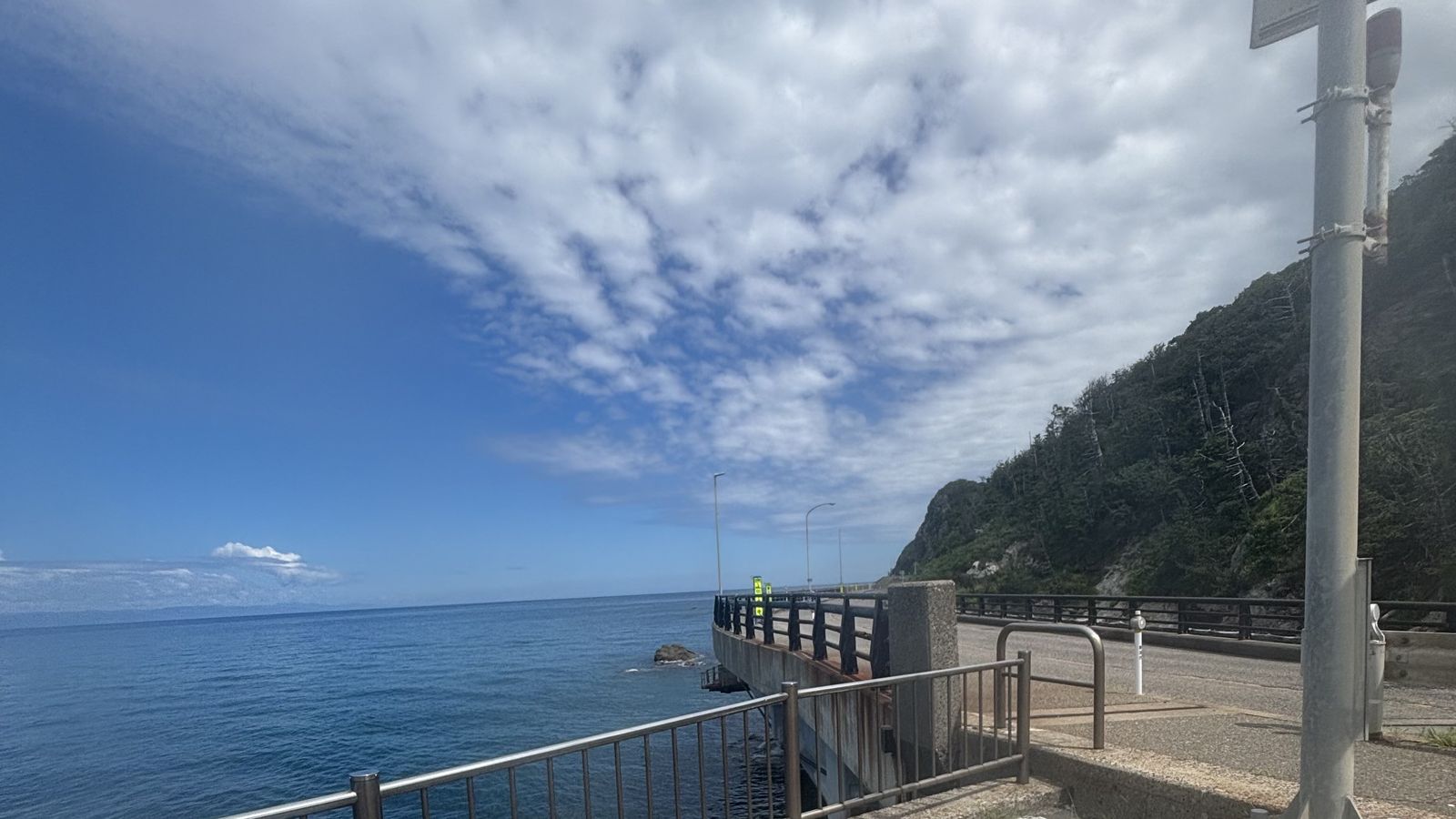 新潟県の日本海沿いの道路